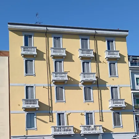 דירה Domus Cassinis Metro And Trains At Your Doorstep מילאנו